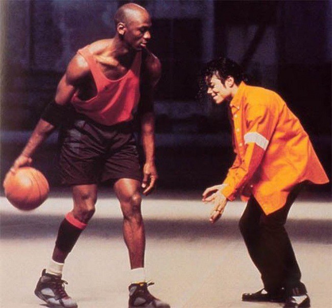 1 Майкл Джордан учит играть Майкла Джексона, 1992 г. Источник: michaeljordan