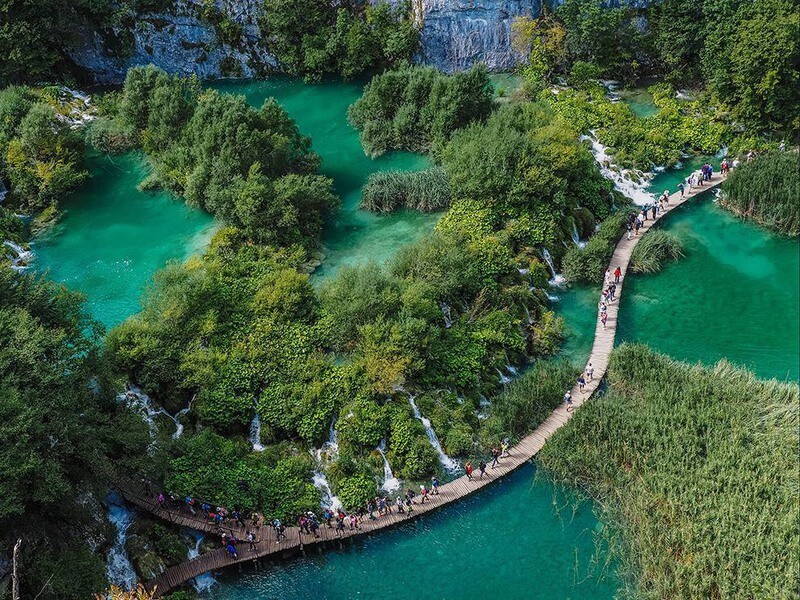 10 "Над мостом". Автор - Robert Klaric. Национальный парк Плитвицкие озера в Хорватии.