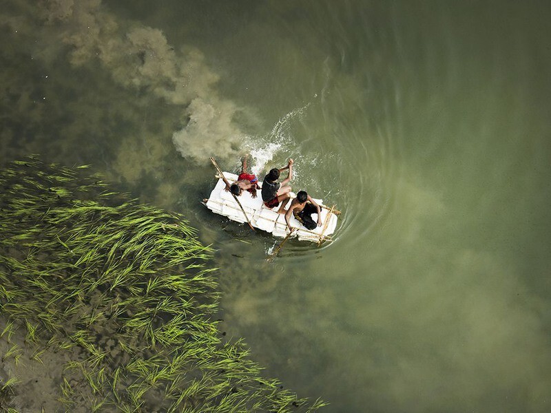 28 "Бегство". Автор - Apu Jaman. Река Ганг (Индия).