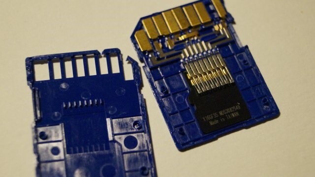 Сюрприз, обнаруженный при разборке. Вставлена Микро SD 16GB - Сделано в Тайване. 