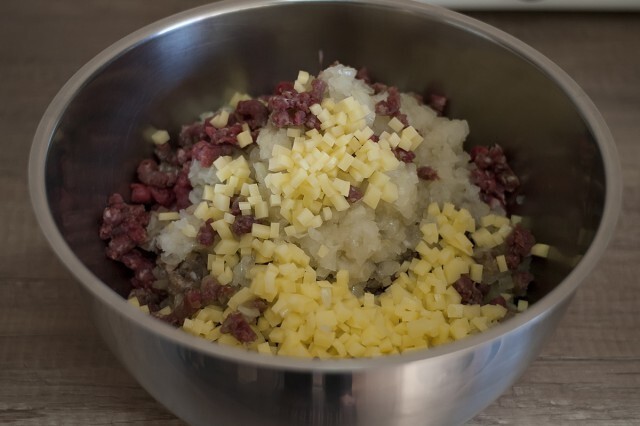 Так же мясорубкой рубим 3 - 4 головки лука и мелко на кубики ножом нарезаем 3 - 4 картофелины
