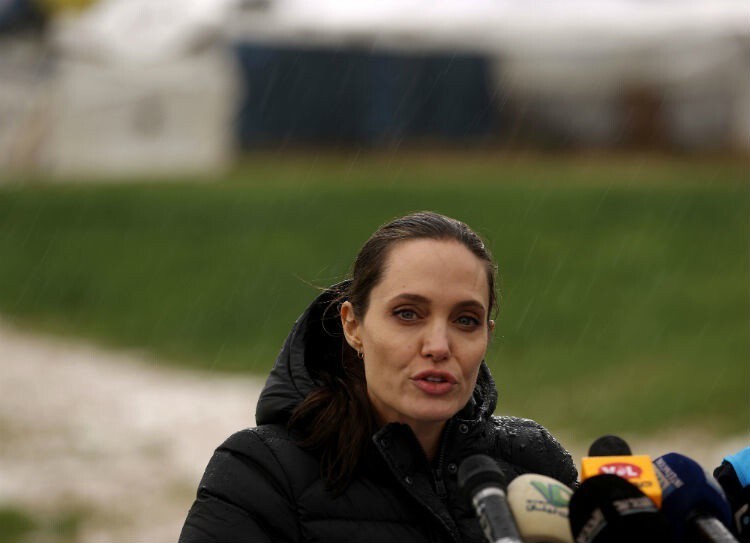 За день до этого во время дождливого дня в Ливане Джоли произнесла прочувствованную речь, призвав все страны мира делать все возможное для разрешения кризиса беженцев.