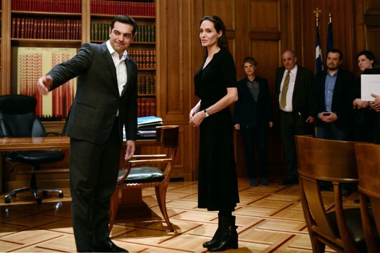 На этой решающей неделе Джоли встретилась с греческим премьер-министром Алексисом Ципрасом в надежде убедиться в том, что помощь сирийским беженцам по-прежнему остается в приоритете.