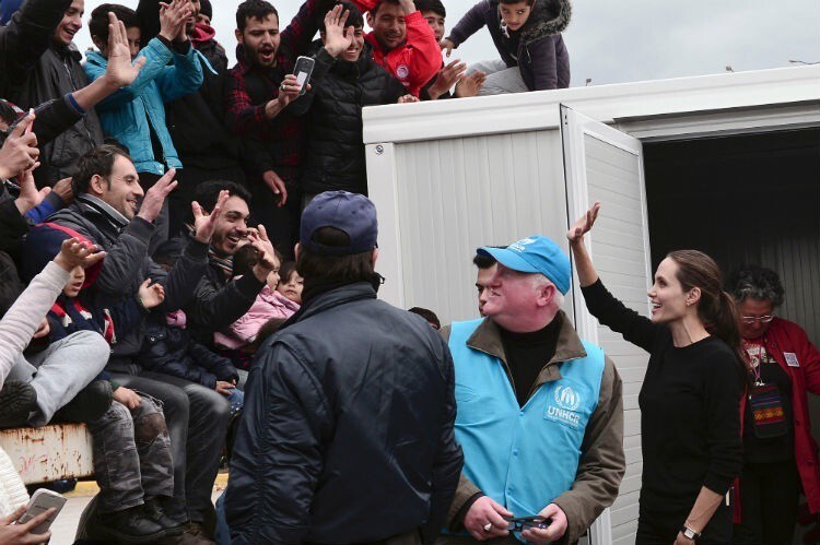 В среду Джоли, посол доброй воли Агентства ООН по делам беженцев, прибыла сюда, чтобы поприветствовать беженцев, большинство из которых бежали из Сирии и из Афганистана.