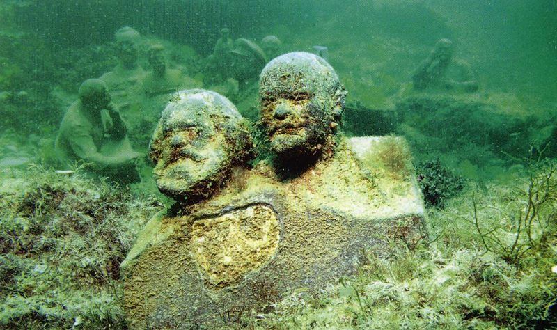 Первые экспонаты – два Ленина, Карл Маркс и Клим Ворошилов – были помещены здесь на дно морское усилиями донецкого дайвера в 1992 году.