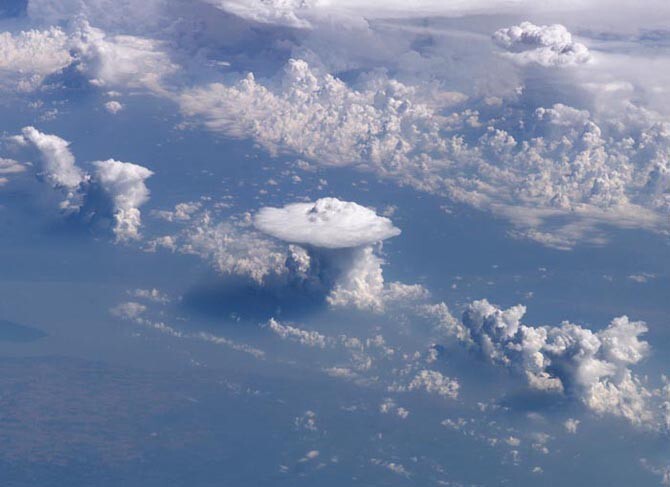 Облака. Вид с из космоса  