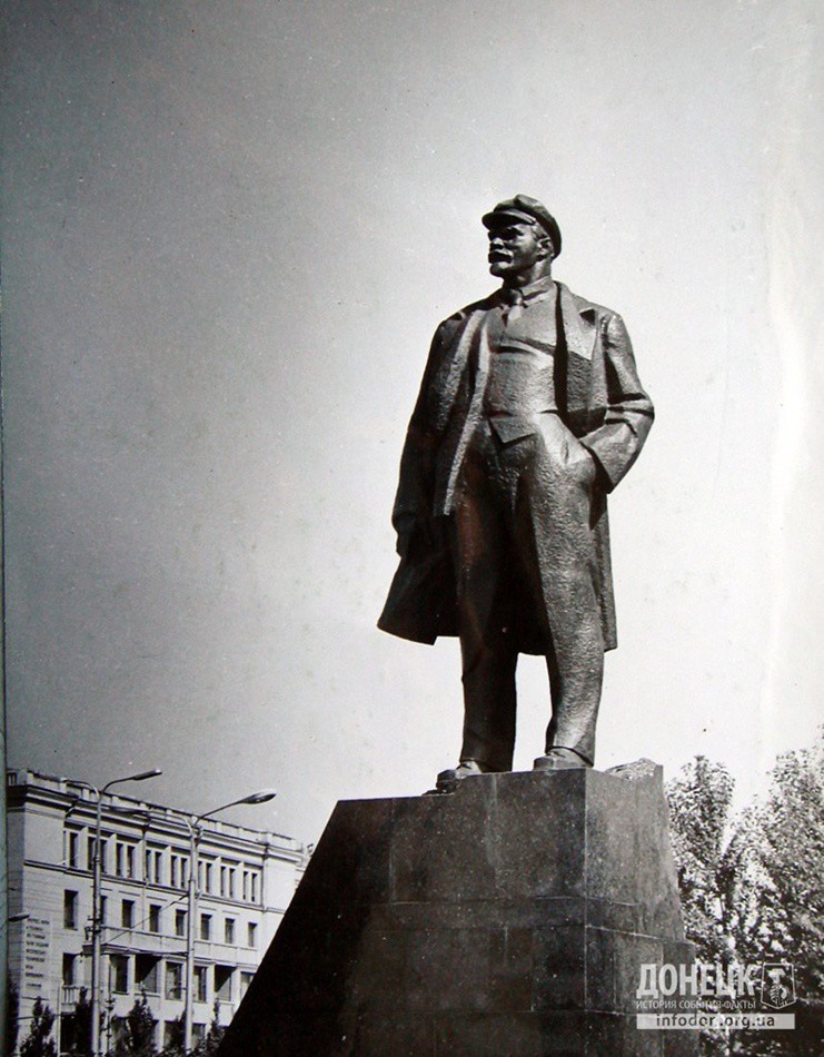 По старой доброй традиции первым фото в альбоме идет скульптура «главного» Ильича Донецка. Стоит он на площади Ленина, а по левую руку от него начинается проспект Ильича. 