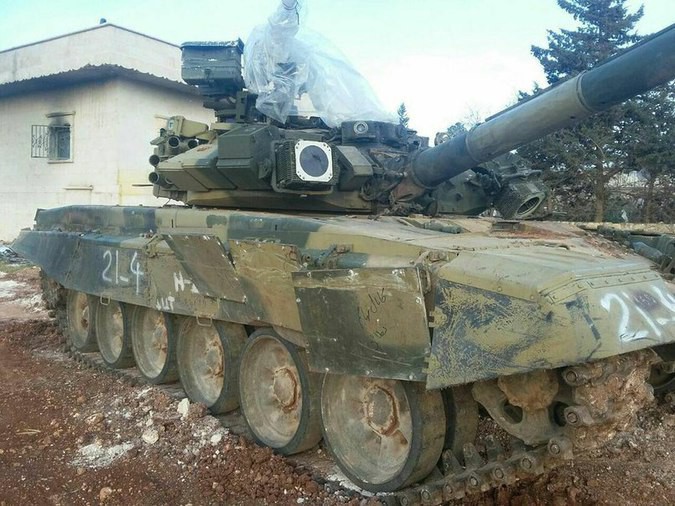 В Сети появилось фото Т-90, выдержавшего прямое попадание ракеты в Сирии