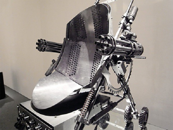 Металлическая детская коляска с пулемётами