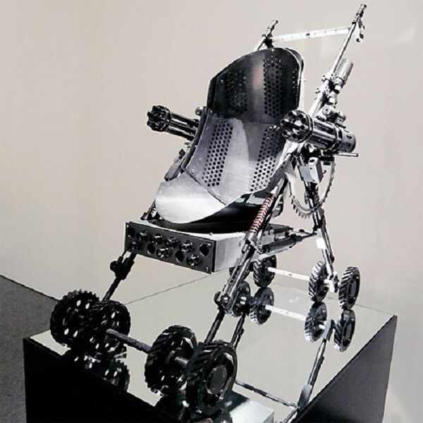 Металлическая детская коляска с пулемётами
