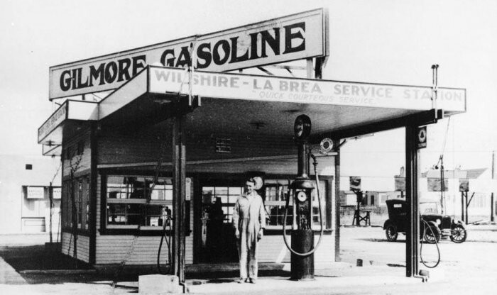 А вот первые бензиновые заправки исключительно для автомобилистов появились в начале ХХ-го века в Соединенных Штатах Америки. Считается, что впервые они возникли в 1907-м году.