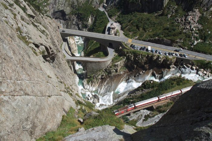 Со временем, здесь появился и туннель, а сам мост стал важным связующим звеном в транспортной системе Швейцарских Альп.