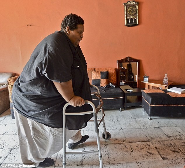 Самого толстого человека Колумбии отвезли худеть на пожарной машине