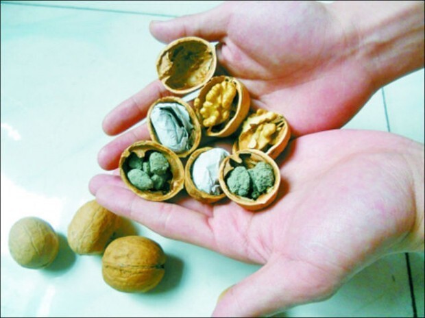 Выяснилось, что эти «орешки» на самом деле были сделаны из кусочков цемента, а чтобы они не издавали стукающий звук в скорлупе, их обертывают кусочком ветоши, сообщает China Daily.