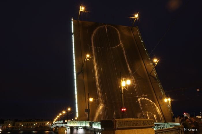 Вандализм в отношении  Литейного моста в Санкт-Петербурге: