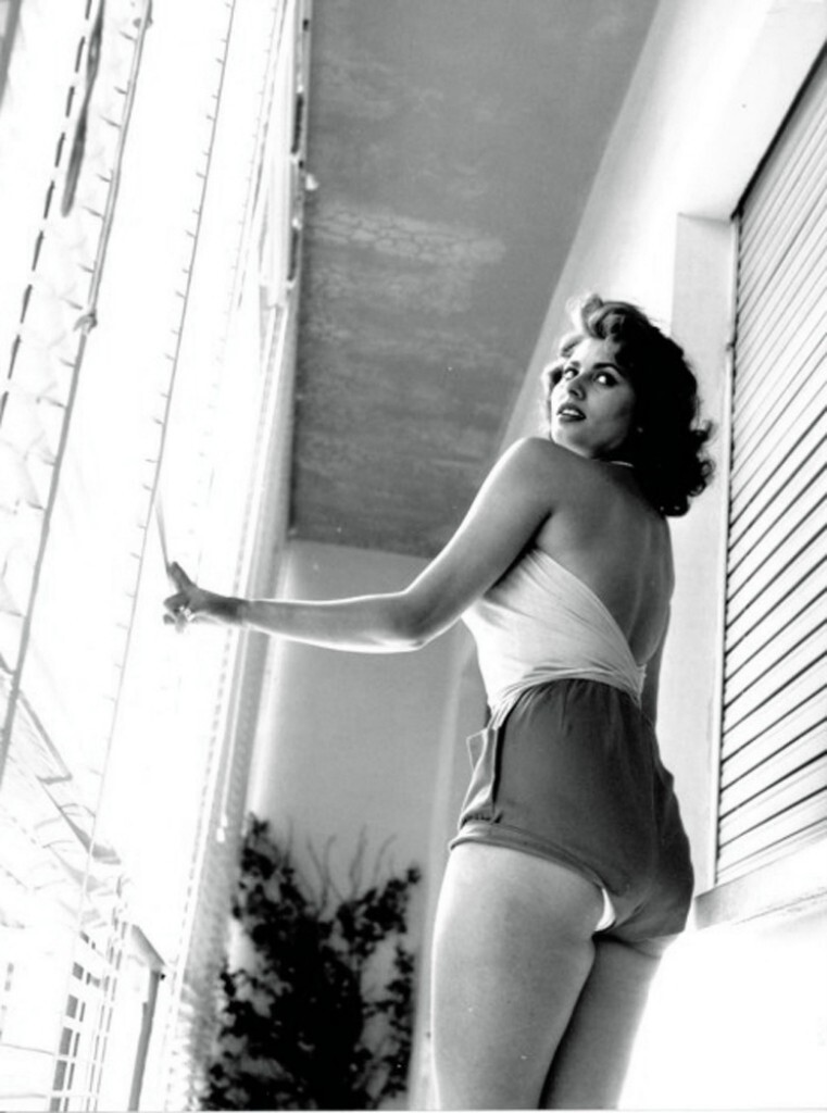 Софи Лорен (фото на балконе)