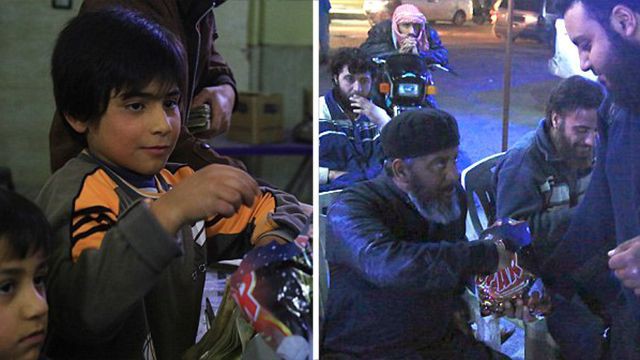 Боевики ИГИЛ празднуют теракты в Брюсселе, раздавая сладости жителям Сирии