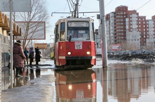 Также, по улицам пустили речной трамвай: