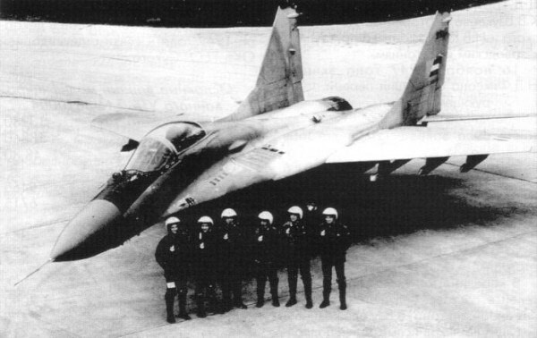 МиГ-29 (18 / /2} на бетонке аэродрома Батайница. Этот самолет был сбит 24 марта 1999 г., летчик майор Ипио Аризалов погиб 