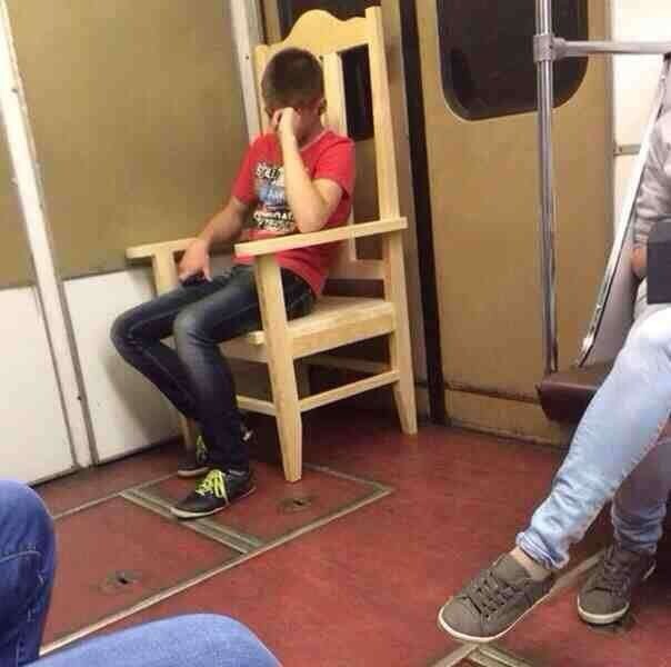 Сын трудовика ездит на метро со своим стулом