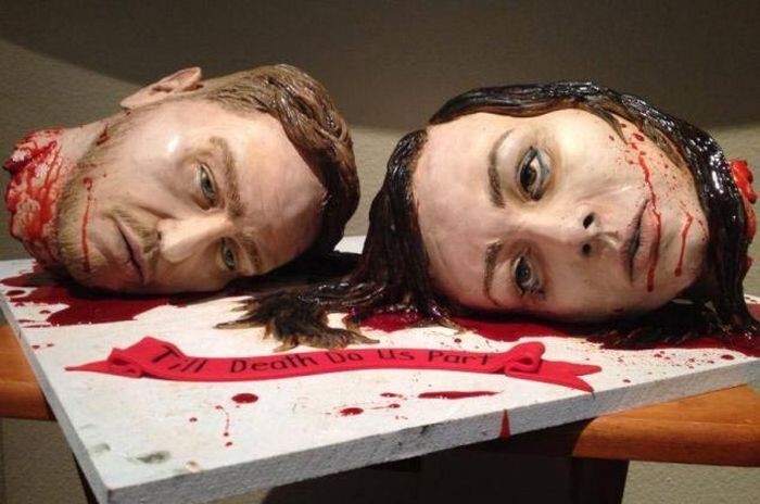 Жених и невеста, явные любители черного юмора, заказали торт, изображающий их запеченные версии с отрубленными головами