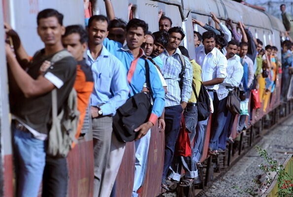 3. Пригородные поезда Мумбаи в день перевозят в среднем 7,58 миллиона пассажиров. Это больше, чем население многих стран, включая Новую Зеландию и Болгарию.