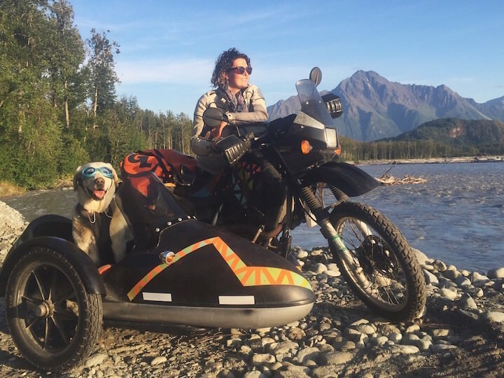 Писательница собирается пересечь целый континент на мотоцикле с собакой