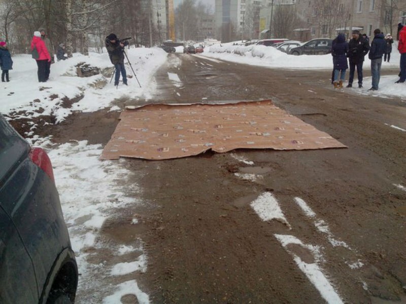 В Нововятске ямы на дорогах застелили коврами