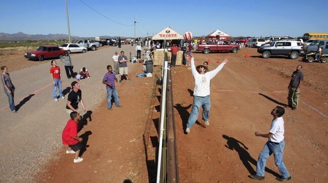 7. Волейбол на границе США и Мексики.