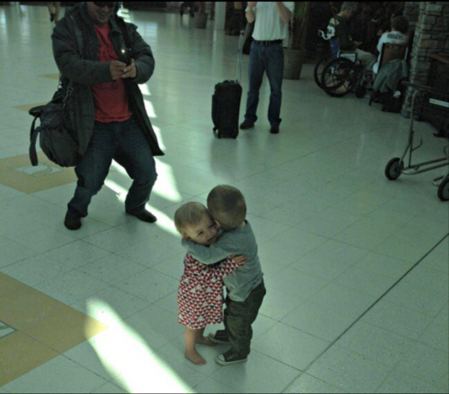 3. Любовь к ближнему Эти два малыша, которые никогда раньше не встречались, просто решили обняться посреди терминала аэропорта, будто они давно не виделись.  