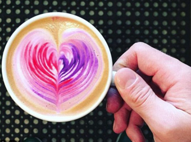 Невероятные цветные рисунки на кофейных напитках