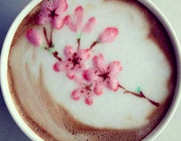 Невероятные цветные рисунки на кофейных напитках