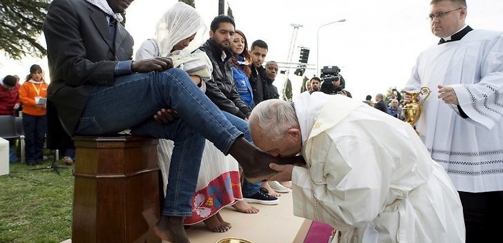 Папа Франциск омыл и поцеловал ноги беженцам