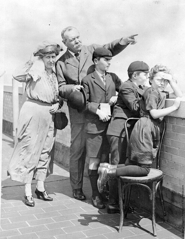 Артур Конан Дойл с семьей, апрель 1922 года.