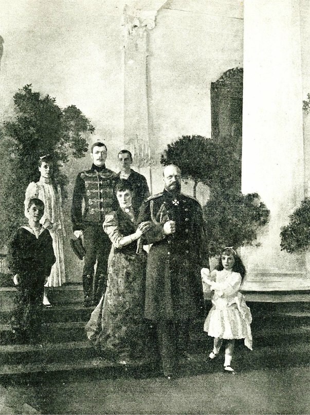 Российский император Александр III с семьей, конец 1880-х.
