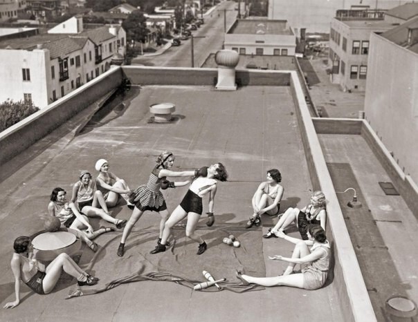 Женщины боксируют на крыше в Лос-Анджелесе, 1933