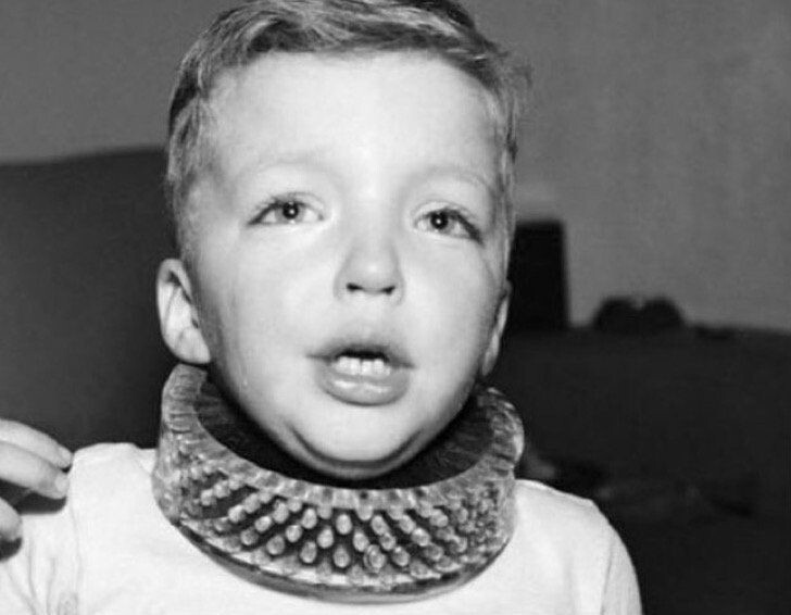 Щётка, предназначавшаяся для чистки шеи ребенка во время игры, 1950-е.