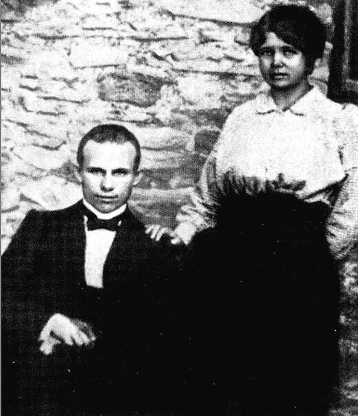 Молодой слесарь Никита Хрущев со своей первой женой Ефросинией, 1916 год.