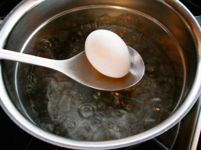 5.	Опустите яйца в кипящую подсоленную воду