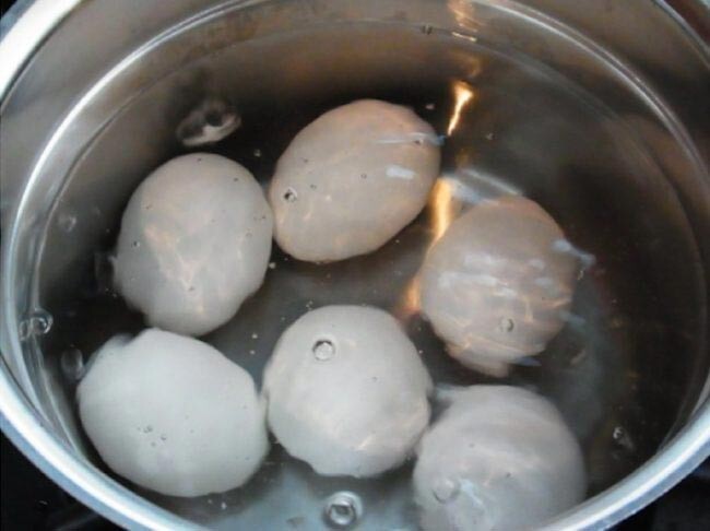 6.	Подождите, пока вода снова закипит, затем варите на маленьком огне под крышкой 8-10 минут для яиц вкрутую, 5-6 минут для яиц в мешочек и 3-4 минуты для яиц всмятку