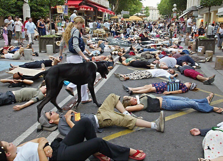 Некоторые протесты требуют театральности. В 2003 году в Авиньоне французские художники устроили акцию протеста против реформы системы социальных льгот, буквально лежа и умирая у всех на глазах.