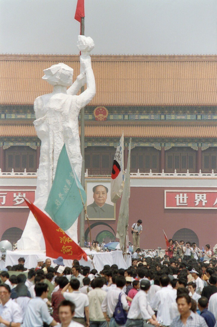 В мае 1989 г. в Пекине на площади Тяньаньмэнь демонстранты построили и установили 9-метровую статую "Богиня демократии".