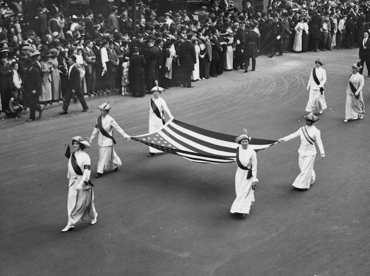В мае 1913 г. суфражистки провели демонстрацию в Нью-Йорке. Они несли американский флаг и требовали права голосовать.