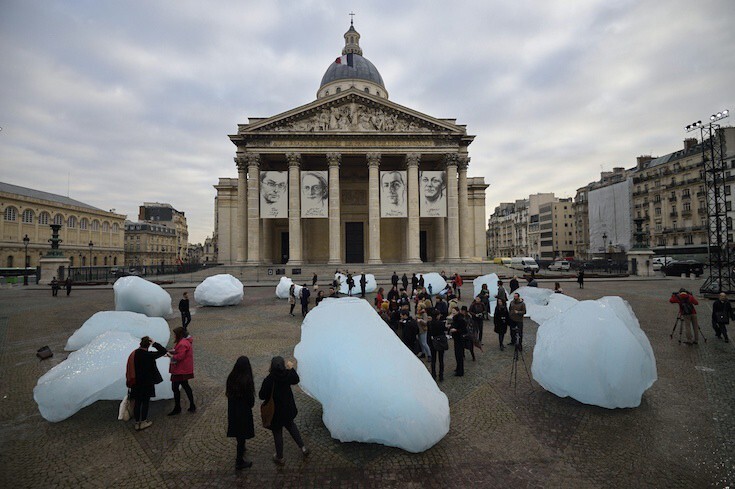 Пока мировые лидеры на встрече в Париже обсуждали проблемы климата, художник Олафур Элиассон привез глыбы льда из Гренландии, чтобы они растаяли на площади перед Пантеоном.