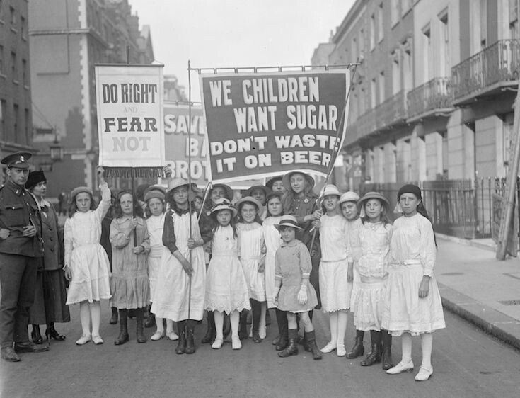 В июне 1917 г. британские дети вышли на улицу с плакатами в поддержку сухого закона: "Мы дети. Мы хотим сахара. Не тратьте его на пиво".