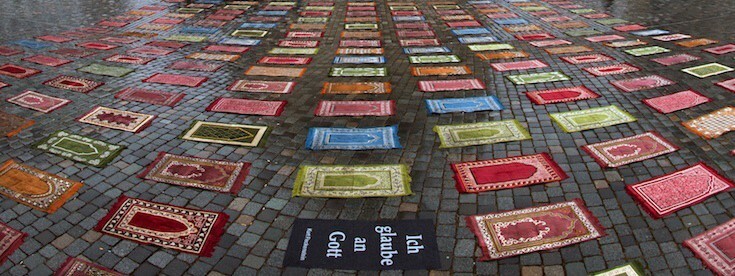 Чтобы показать пример открытости и толерантности, немецкий художник Курт Флекенштейн в 2015 году создал инсталляцию из 175 молитвенных ковриков перед собором в Дрездене.