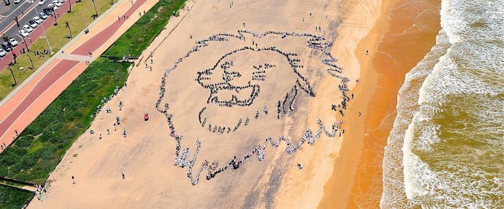 После того как переговоры на конференции ООН по проблемам климата снова зашли в тупик, сотни школьников города Дурбан (ЮАР) создали этого живого льва для того, чтобы придать мировым лидерам смелости решиться на перемены.