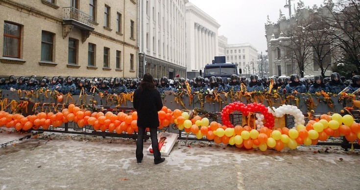 Украина, 2004 г. Эта фотография с оранжевыми воздушными шарами и лентами (цвет, с которым на президентские выборы шел Виктор Ющенко), была сделана на шестой день протестов после второго тура выборов, в котором победил Виктор Янукович.