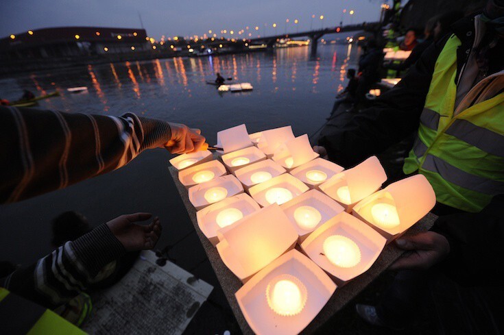 В мае 2013 г. в бельгийском городе Склессен активисты запустили по реке 12 000 плавучих свечей - по одной за каждое рабочее место, потерянное из-за закрытия местных сталелитейных предприятий.