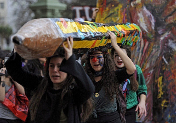 В сентябре 2010 г. аргентинские учителя вышли на демонстрацию в Буэнос-Айресе вот с таким тяжелым карандашом, требуя увеличить финансирование образования.